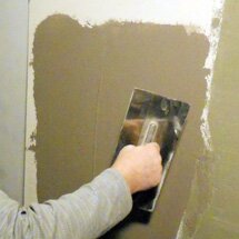 Выравнивание стен – подготовительная работа, позволяющие скрыть дефекты стен трещины и щели